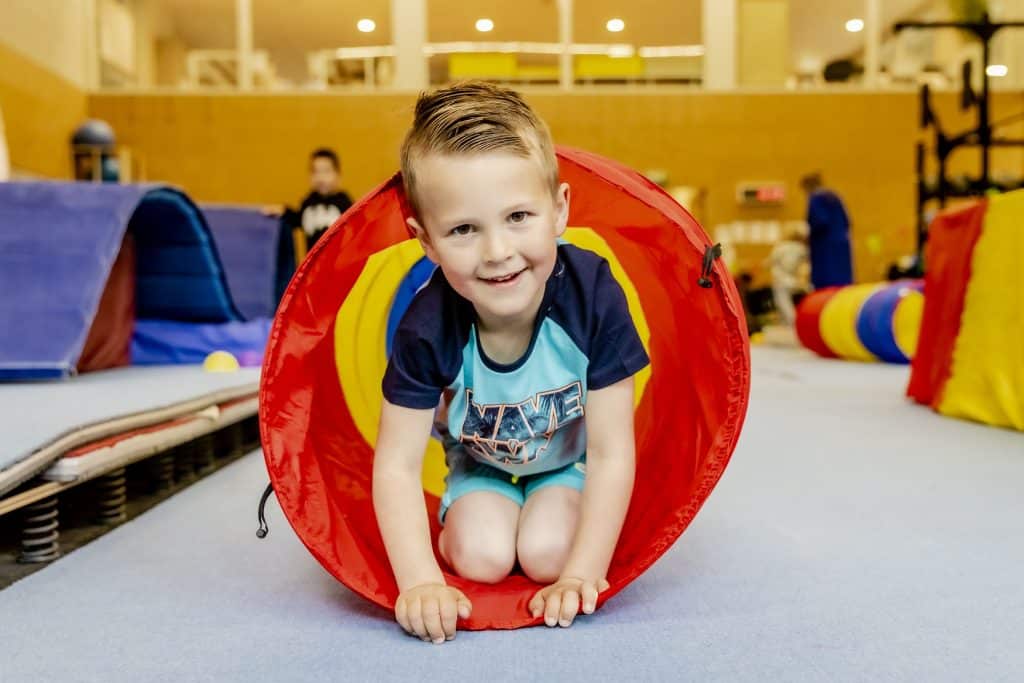 Spelend jongetje in sporthal